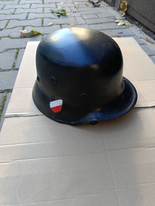 Hełm powojenny w stylu niemieckiego Stahlhelma