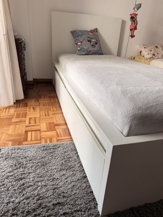 Cama solteiro com gavetas