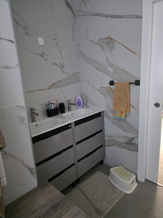 Aluga-se r/c de moradia Bifamiliar