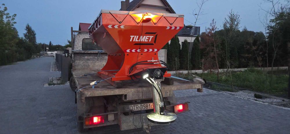 Piaskarka Posypywarka Solarka do piasku 1,2 m3 Nowa Producent TILMET