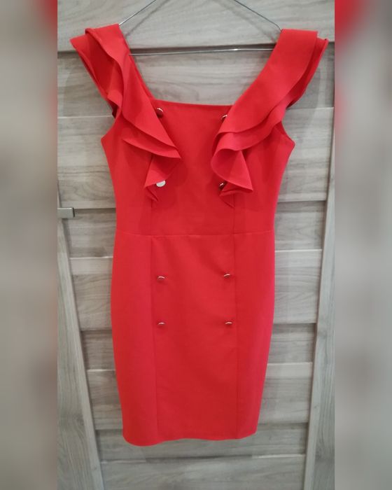 Sukienka ołówkowa z falbankami i ozdobnym paskiem