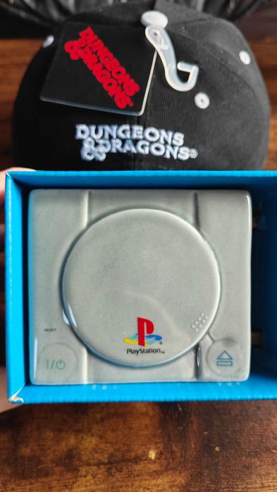 GEEK DUO: Snapback DUNGEONS & DRAGONS + Unikalny Kubek PlayStation PS1
