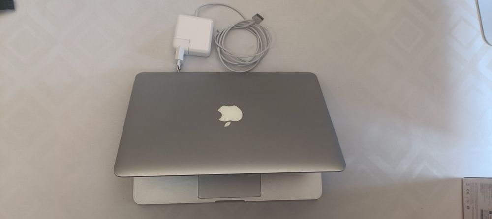 MacBook Pro 13 Retina - 8GB Ram- SSD, carregador novo