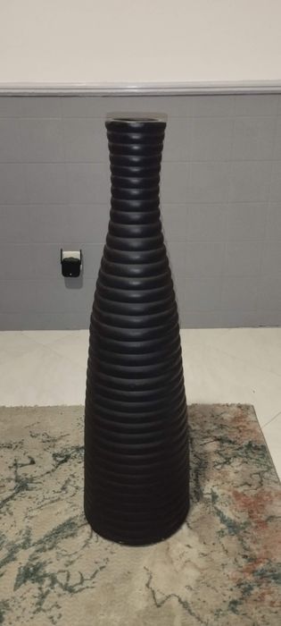 jarra decorativa preta com relevo