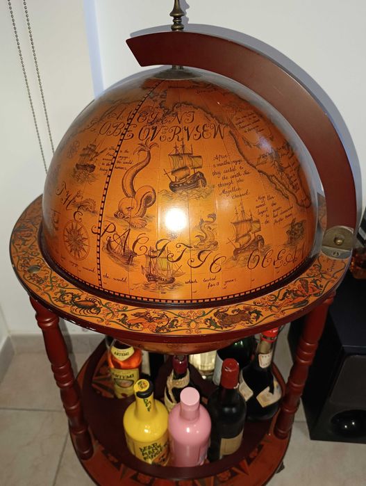 Suporte para Garrafas Forma de Globo Madeira Eucalipto