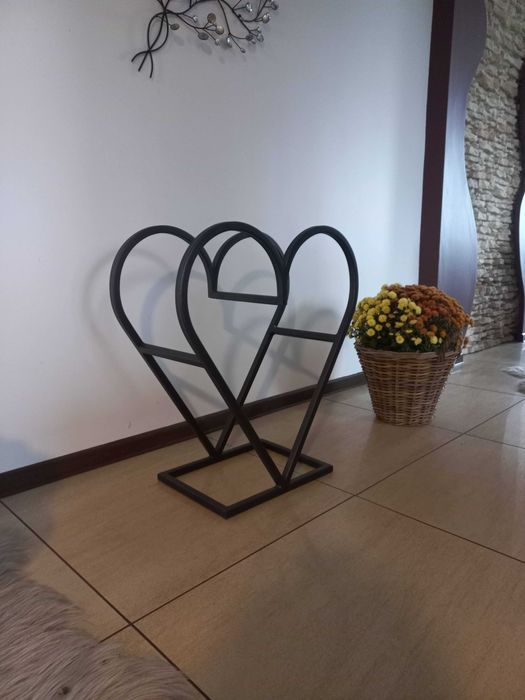 Stojak na drewno kominkowe serce metalowy loft
