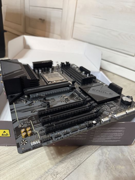 Материнська плата Gigabyte b650 Eagle AX