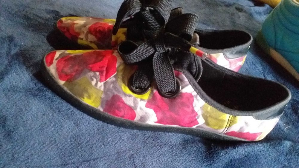 Sapatos/tenis ADIDAS em ótimo estado