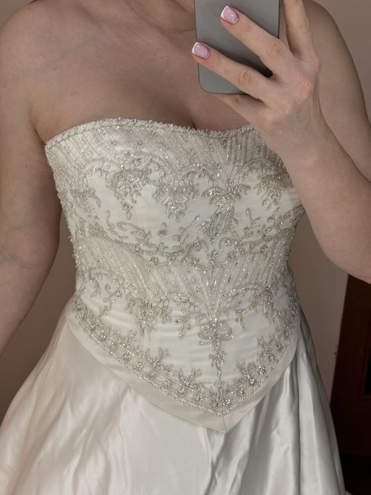 Весільна сукня з шлейфом , розмір м