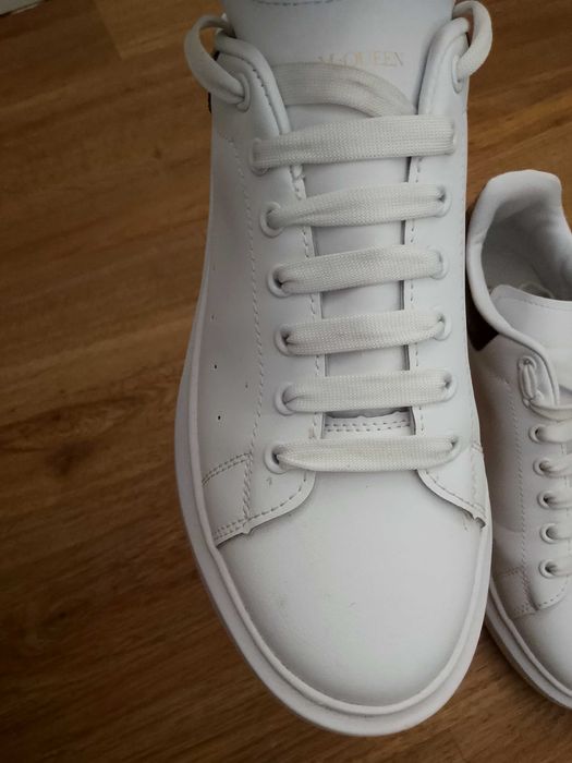 Tênis da marca Alexandre McQueen na cor branco e preto