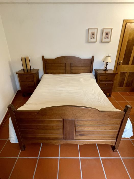 Cama de casal em madeira maciça + colchão 190x140cm - excelente estado