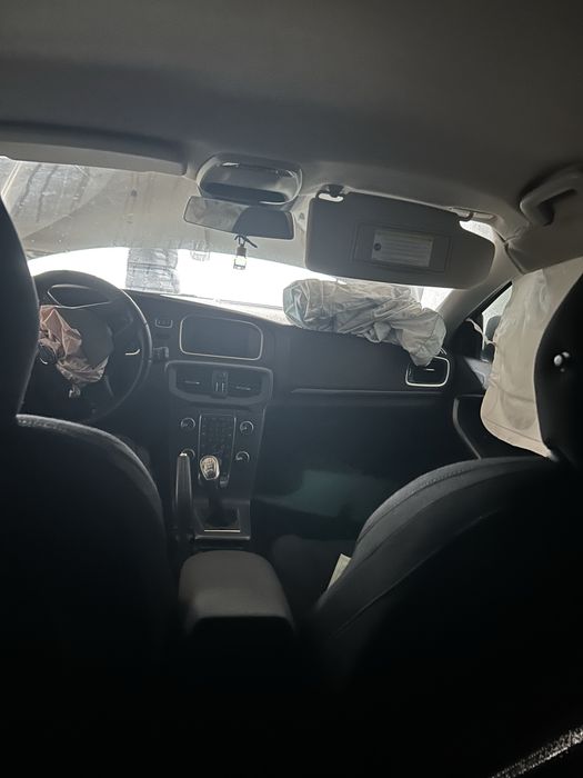 Volvo v40  acidentado