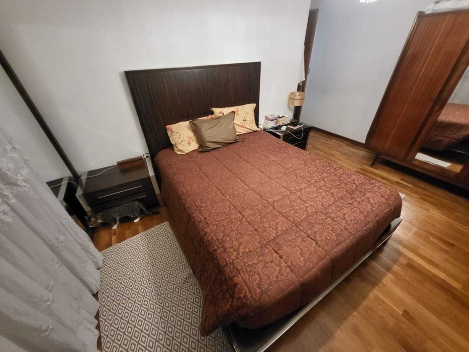 Cama de casal com mesinha de cabeceiras e comoda modernas
