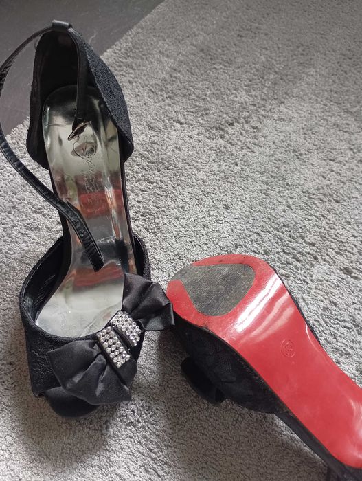 Vendo sapato/sandália cor preto n 35, cerimónia