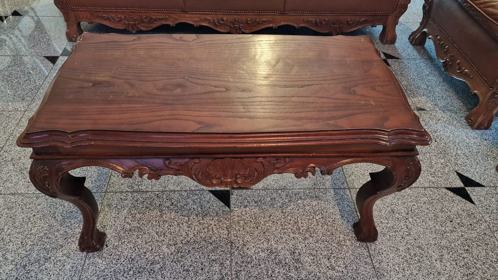 Vendo 3 Sofás em pele e uma mesa de sala.