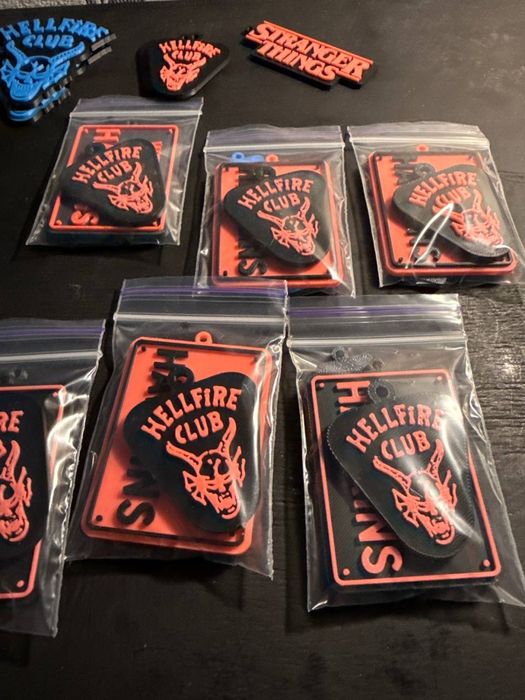 В НАЯВНОСТІ! Поличка для фігурок Stranger Things 3 брелки у подарунок