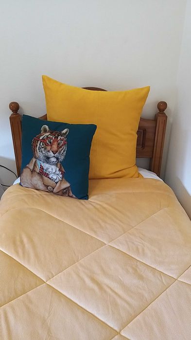 cama de solteiro com mesa cabeceira
e com colchão