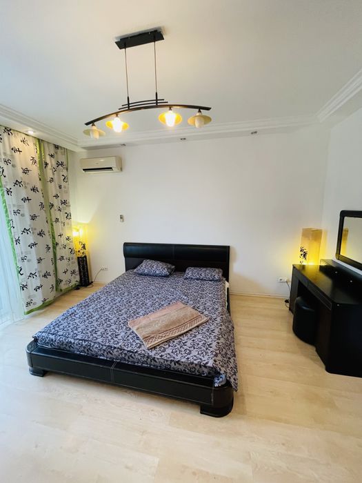 Подобово Посуточно Квартира ЛЮКС тц Украина  просрект Є світло Власник