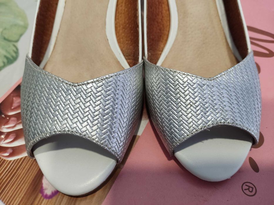 Sapatos brancos e prateados em pele. Tam 37