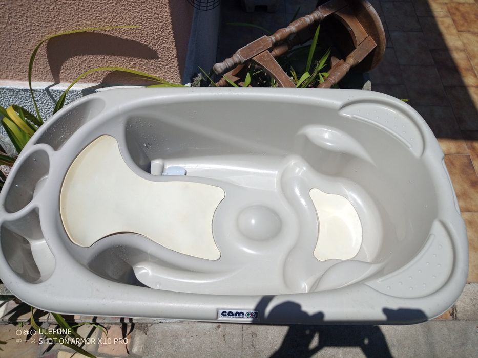 Banheiras para dar banhos a bebés.