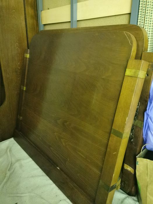 Cama de madeira maciça (corpo e meio)