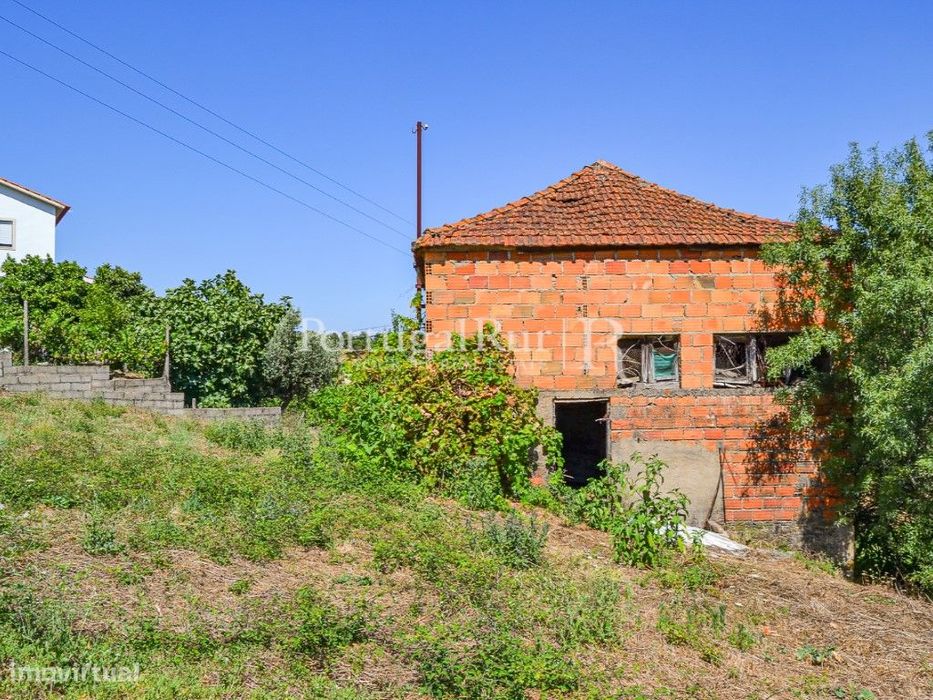 Lote com casa para recuperar e quintal em Proença-a-Nova