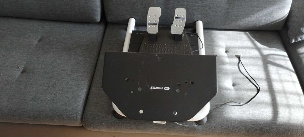 Kierowca thrustmaster t300 ze sprzężeniem zwrotnym oraz stojak na kierownicę i pędały