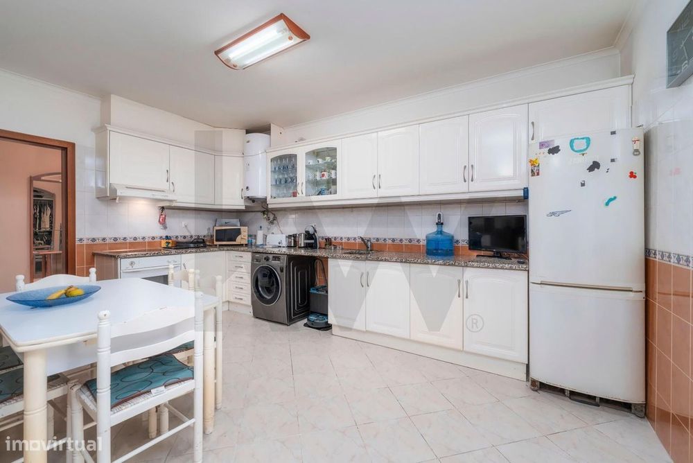Apartamento T3, com áreas muito generosas com logradouro, localizado e