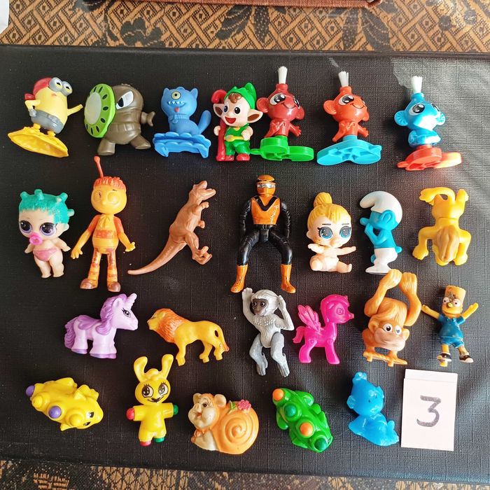 Игрушки, фигурки, человечки, животные, киндер, монстры