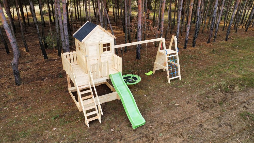 Plac zabaw. Drewniany domek. Domek dla dzieci do ogrodu