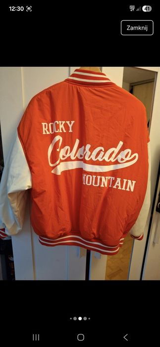 Biało czerwona kurtka