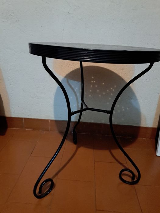 Mesa preta em ferro