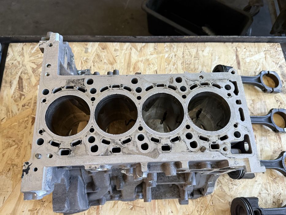 Блок циліндрів та поршні Mercedes 654920