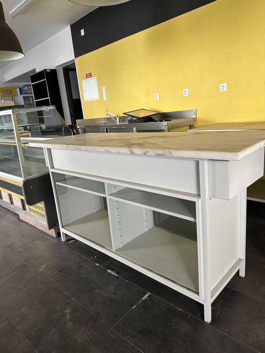 Vitrine de Loja com Tampo em Mármore - 160x60x85cm