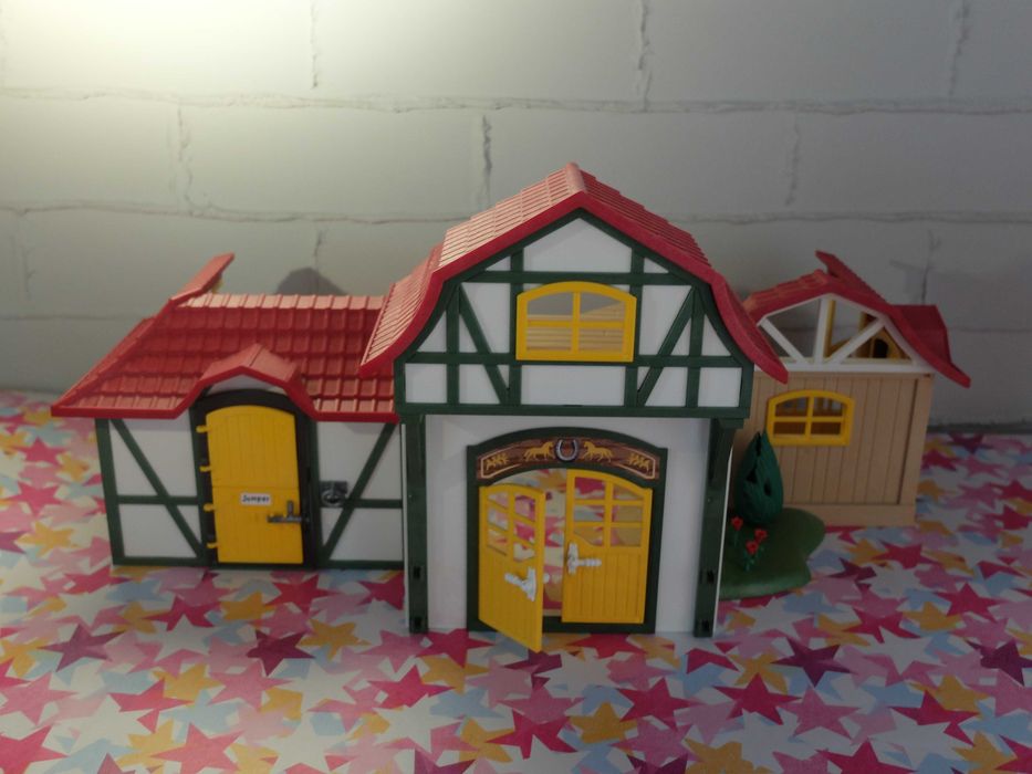 stajnia konna i boksy stajenne playmobil country 6926, 6934 i 6935 z akcesoriami, koniami i figurkami dla dzieci duży zestaw