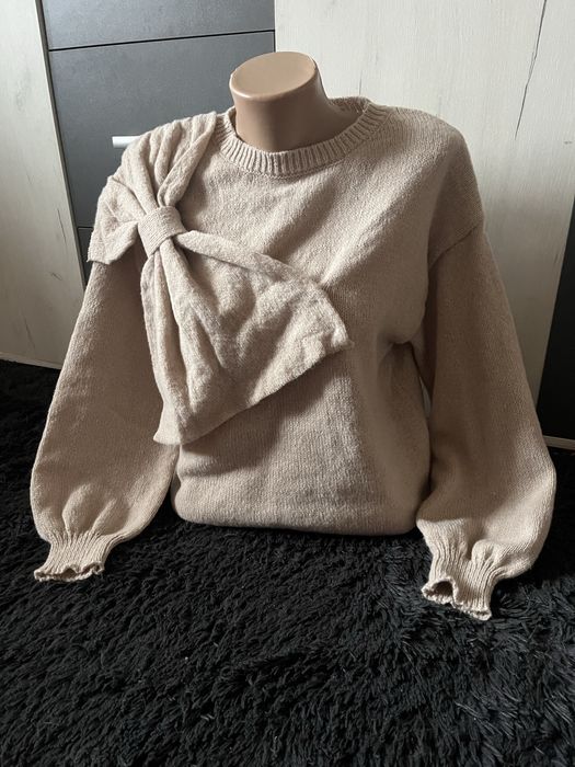 Дуже красивий бежевий светр