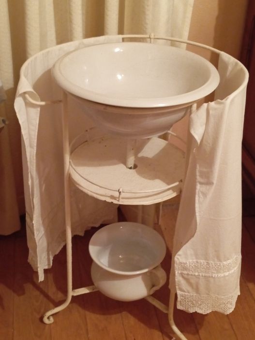 Lavatório metálico para quarto