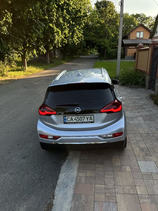 У продажу 2 авто Opel AMPERA-E