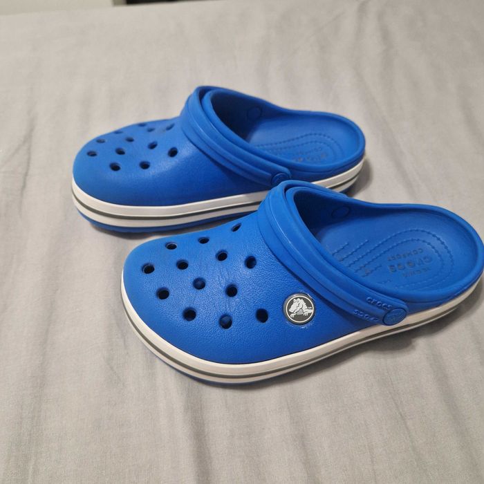 Crocsy niebiesko biale