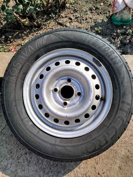 Продам летюю резину на дисках Rosava R13