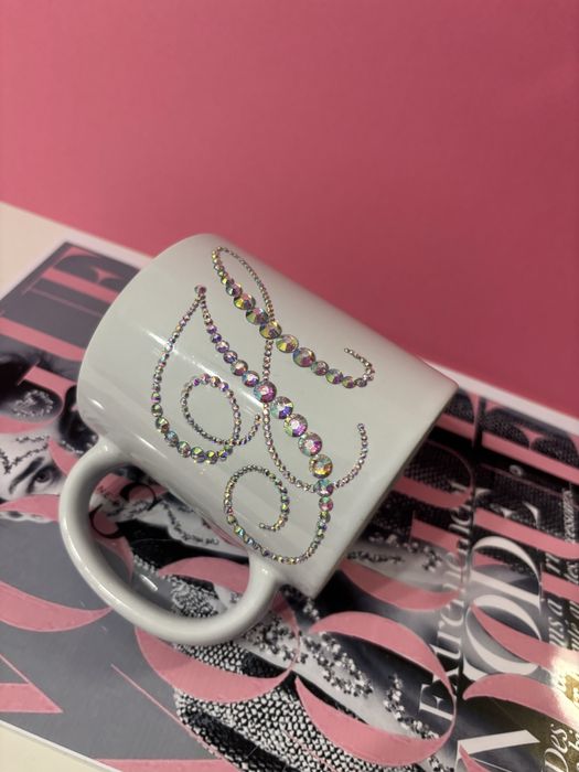 Ręcznie zdobiony kubek z inicjałem "H,N" – Prezent