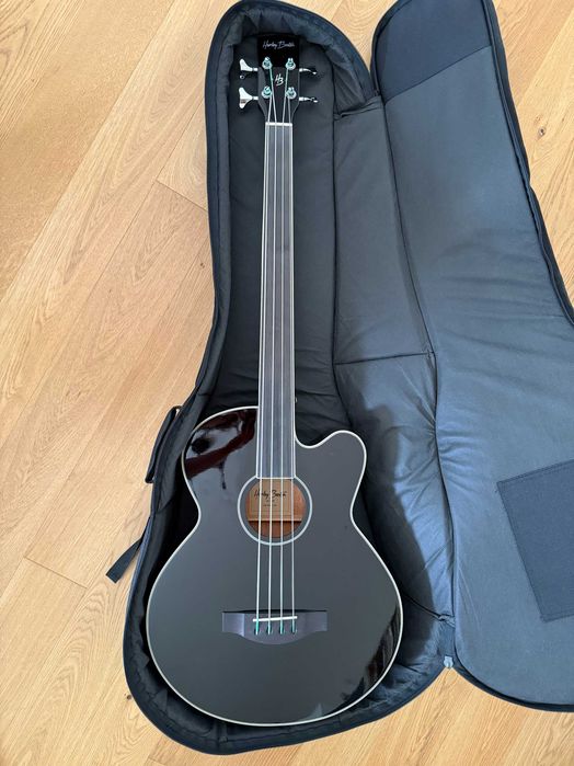 Bezprogowa gitara basowa Harley Benton B-30BK, pokrowiec i 2 komplety strun