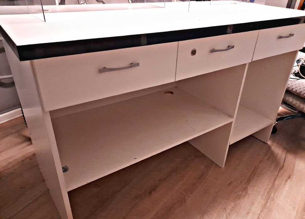 Lada Sklepowa Stan Bardzo Dobry