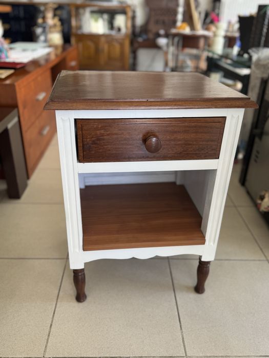 Mesinha de cabeceira restaurada/pintada