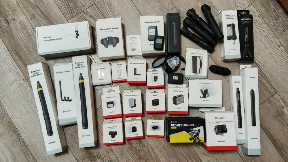Insta360 Ace Pro 2 + аксесуари на фото