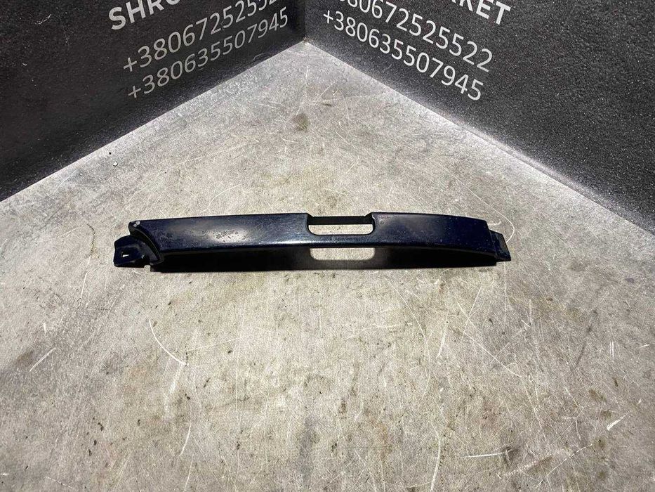 Накладка молдингвія під праву фару з отвором під омивач Audi 100/A6 C4