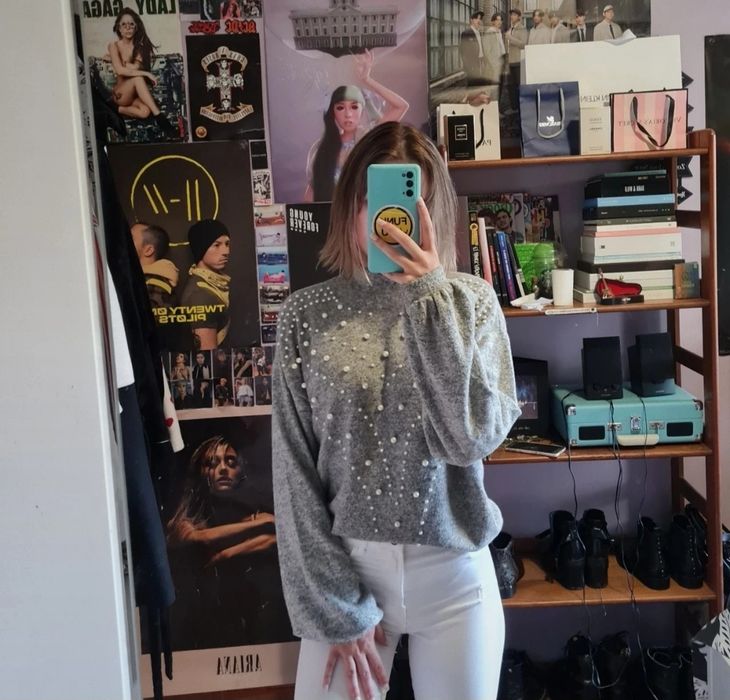 Camisola cinzenta com pérolas