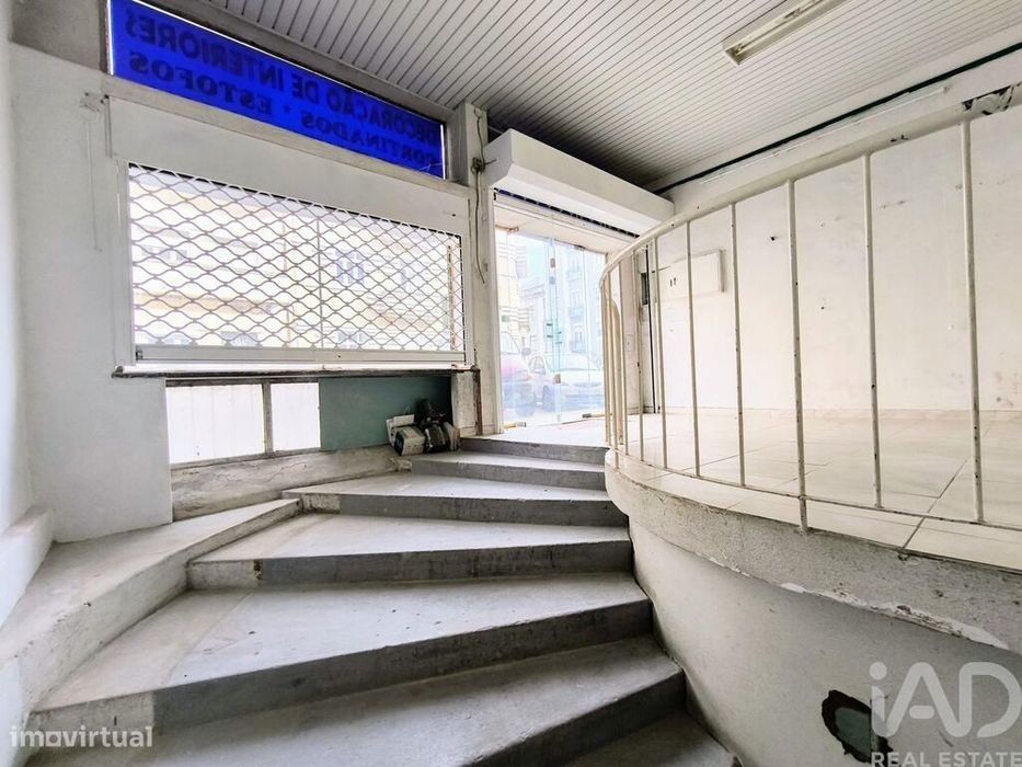 Loja / Estabelecimento Comercial T2 em São Domingos De Benfica de 237,