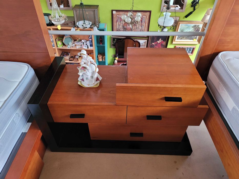 Conjunto de cama com 4 gavetas mais duas mesas de