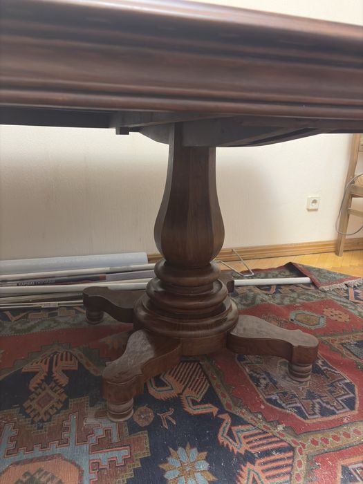 Стіл  2,45*1,20. Гарний, великиц, масивний. Для великого приміщення.